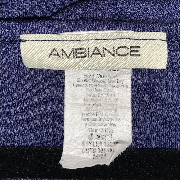 Cute form fitting v neck tee - Picture 3 of 3